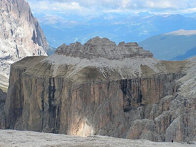 Vrchol Piz Ciavazes od východu, vpravo sedlo na Piz Sëlva, v pozadí vlevo Langkofel a vpravo Raschötzer Alm.