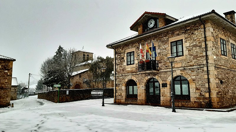 File:Plaza de Arroyal de los Carabeos.jpg