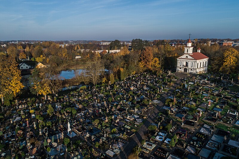 File:Plungės kapinių kaplyčia iš viršaus.jpg