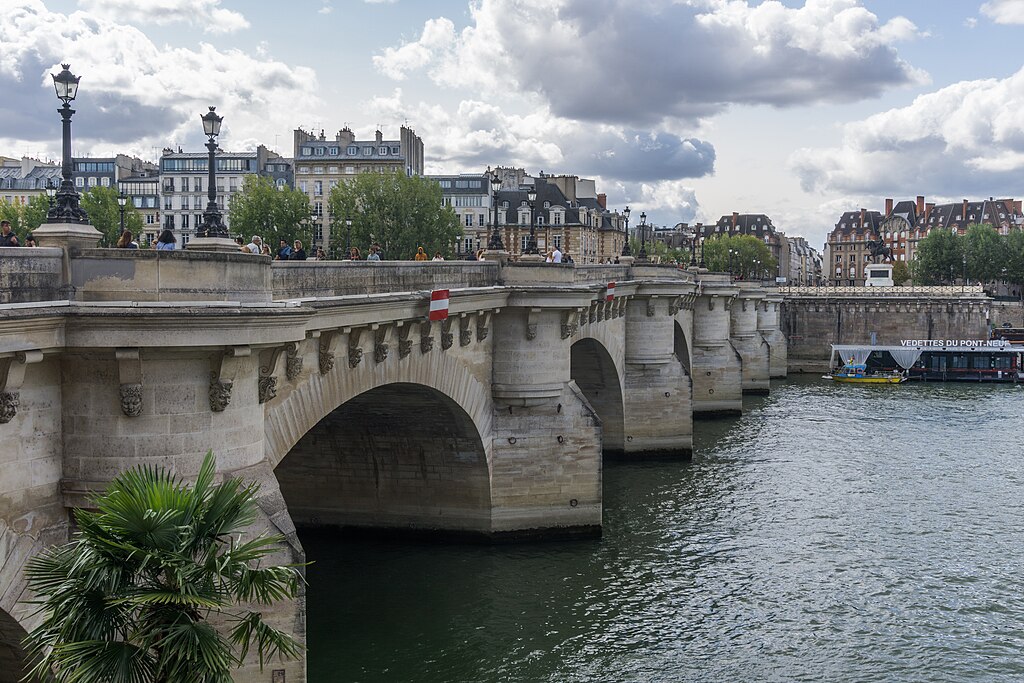 File:Louis Vuitton 2, Rue du Pont-Neuf, Paris April 2010.jpg - Wikimedia  Commons