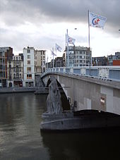 Photo du pont des Arches (Liège), d'où Bayard aurait été jeté à l'eau par Charlemagne selon la croyance populaire moderne.