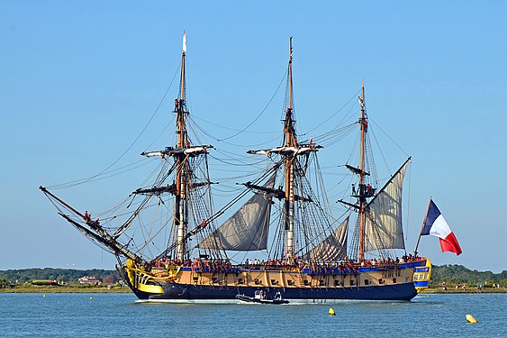 Le 7 septembre 2014, la réplique de l'Hermione, construite à Rochefort, débouche de la Charente pour prendre la mer.