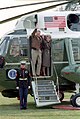 El presidente Ronald Reagan y la primera dama Nancy Reagan abordan el Marine One en 1987