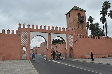 The western gate of the Grand Mechouar (leading to Bab Ighli Street). The tower on the right is the minaret of the former 18th-century Mosque of Derb Chtouka.