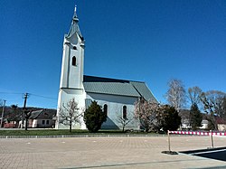 Rímskokatolícky kostol sv.  Anny Dlhé nad Cirochou.jpg