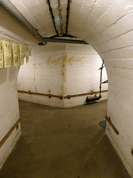 File:Röhrenbunker Oberlandesgericht Köln, Reichenspergerplatz (27).jpg