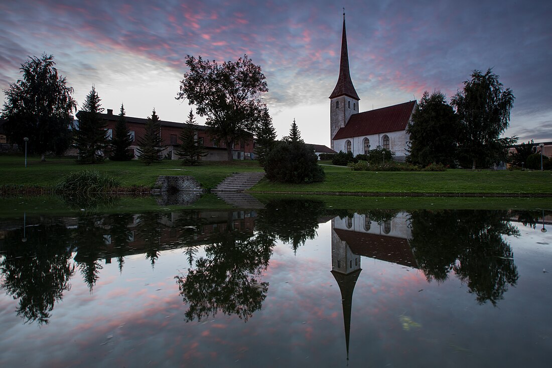 File:Rakvere kirik loojangul.jpg