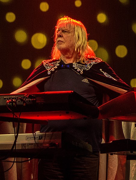 Wakeman performing in 2017