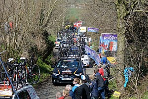 Ronde van Vlaanderen 2015 - Oude Kwaremont (16867290340).jpg