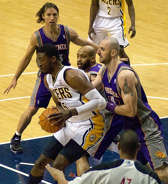 File:Roy Hibbert posts up Marcin Gortat.jpg