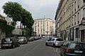 rue Bichat, vers la rue Alibert. L'auto-école fait un créneau.