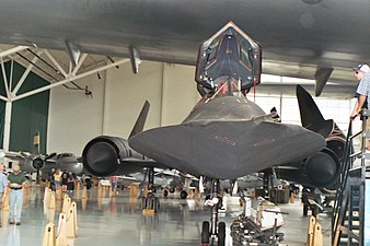 Een SR-71 Merel onder de vleugel van Spruce Goose