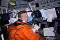 Kaptajn Steven Lindsey i rumfærgens cockpit.