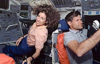 Ellen Ochoa astronautak, karga erabilgarri-komandanteak, Urruneko Sistema Manipulatzailearen (RMS) besoaren kontroletan
