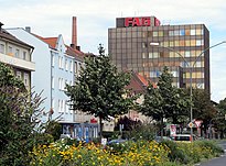 Lado norte de la estación central: Hauptbahnhofstrasse con el antiguo hotel de la estación Wetterich y el rascacielos FAG