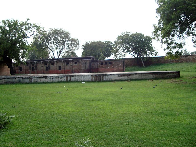 File:Salimgarh Fort 70.jpg