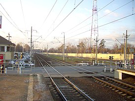 Spoorwegovergang langs de Razinskoye Highway bij het Saltykovskaya-platform (vóór de bouw van het Saltykovskoye-viaduct)