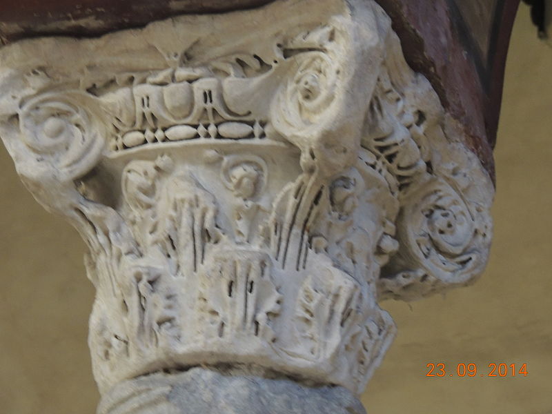 File:Santa Maria in Cosmedin, nave interior, capitel.jpg