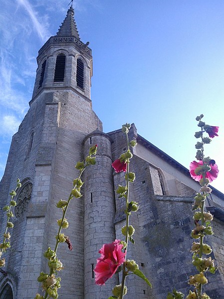 File:Sarrant, Eglise et roses tremieres.jpg