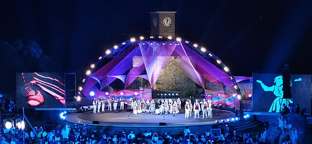 Concert sur la scène du festival 2023 située à l'intérieur du château de Gjirokastër