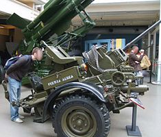 帝国戦争博物館にて展示される、けん引用二輪を取り付けたRh202連装対空砲。（フォークランド紛争にて鹵獲した、元アルゼンチン空軍装備品。）