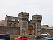 Der Eingang der Penitentiaire Inrichting Haaglanden, in der sich die United Nations Detention Unit befindet
