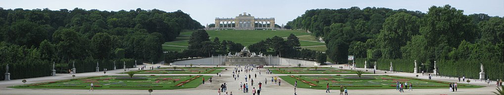 Schlosspark Schoenbrunn Panorama. Blick vom Schloss Schönbrunn südwärts über das Große Parterre auf die Gloriette