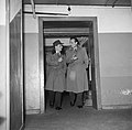 Scott en Black in een deuropening van het theater, Bestanddeelnr 252-9258.jpg