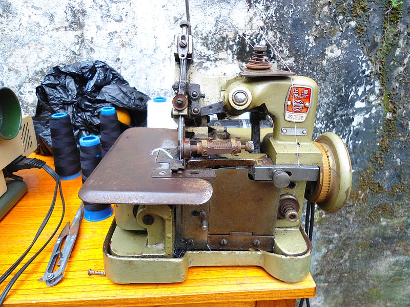 File:Sewing machine in Haikou 01.jpg