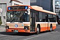 神姫バスに引き継がれた車両のひとつ。前面の車椅子対応ステッカーや屋根上通風機・空調装置の形状で同社自社発注車と見分けられる