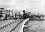 Höyryveturi Kauppatorin ja Katajanokan välisellä junaradalla noin vuonna 1900.