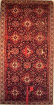 Immagine a sinistra: pittore sconosciuto, “The Somerset House Conference, August 19, 1604”, 1475–1483.  Foto a destra: Piccolo tappeto in legno a motivi, Anatolia, XVI secolo.