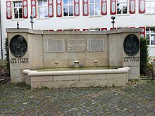 Soldatendenkmal und Denkmal des Bataillon 23 vor dem Stadthaus/beim Vorstadtplatz in Laufen, Basel-Landschaft. Von Robert Rudolf (1884–1932) Bildhauer. Das Denkmal wurde vom Bezirksverband der Laufentaler Schützenvereine initiiert und wurde 1924 eingeweiht.