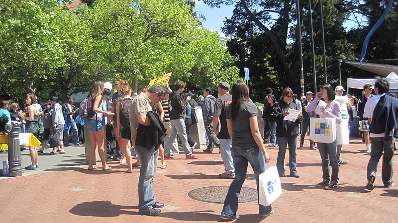 File:Sproul Plaza during Cal Day 2010 4.JPG