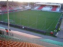 Fußballplatz von einer Tribüne genommen