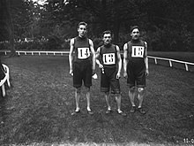 Photographie de trois personnes en tenue de sport.