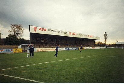 So kommt man zu der Stadion An Der Meldorfer Straße mit den Öffentlichen - Mehr zum Ort Hier