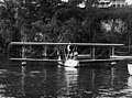 StateLibQld 1 199803 Hidroavión Savoia Marchetti en el río Brisbane, cerca de las tiendas navales, 6 de agosto de 1925.jpg