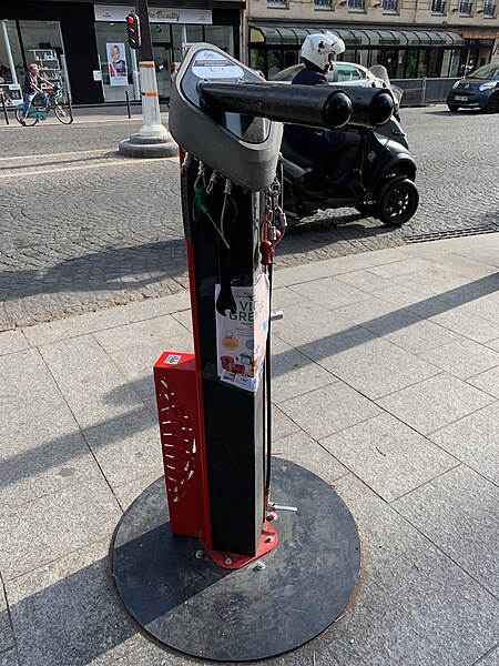 File:Station Réparation Vélo Rue Fayette Paris 5.jpg