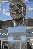 Statue de Tom Bradley devant l'aéroport international de Los Angeles.