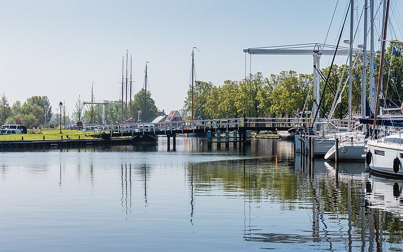 File:Stavoren. Zicht op “Nieuw Bruggetje”. 31-05-2021 (actm.) 02.jpg