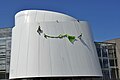 Fassadenkletterer der Organisation Greenpeace bringen bei kräftigem Wind an der Fassade des Ozeaneums ein TRansparent anlässlich des fünfjährigen Bestehens des Museums an. Greenpeace ist ein Förderer der Ausstellung "1:1 Riesen der Meere" im Ozeaneum. Die Aufschrift auf dem Transparent lautet "Herzlichen Glückwunsch! - Weiter so!".