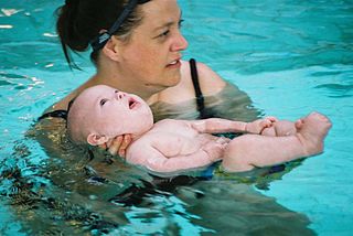 Äiti ja vauva uimassa