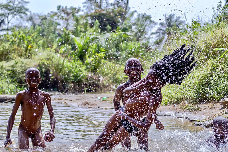 File:Swimming children.jpg