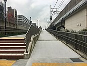 2019年7月時点で桜木町駅西口広場側の入口のみスロープが設置されている（2019年7月17日）