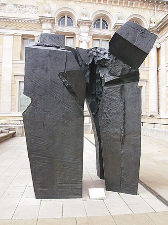 Taichi Arch on the museum's forecourt, a sculpture by the artist Ju Ming