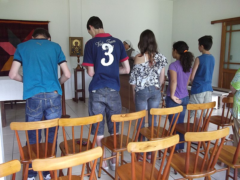 File:Teenagers praying the Liturgy of the Hours - Mosteiro Beneditino Santíssima Trindade.JPG