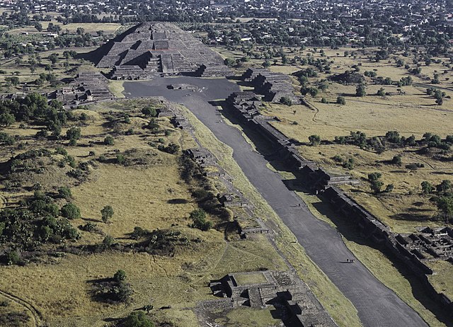 View of the Avenue of the Dead and the Pyramid of the Moon.