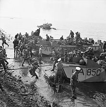 British paratroopers of the 2nd Independent Para Brigade disembarking from landing craft assault at Salonika, 8 November 1944. The British Army in Greece 1944 NA20049.jpg