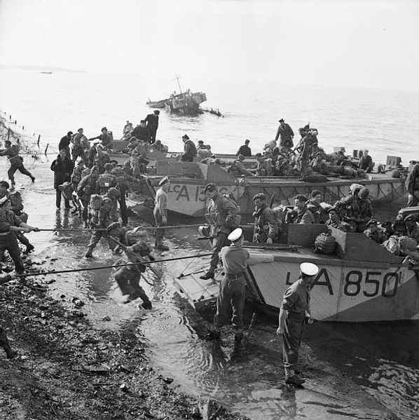 British paratroopers of the 2nd Independent Para Brigade disembarking from landing craft assault at Salonika, 8 November 1944.